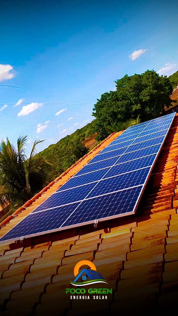 Painéis fotovoltaicos em telhado